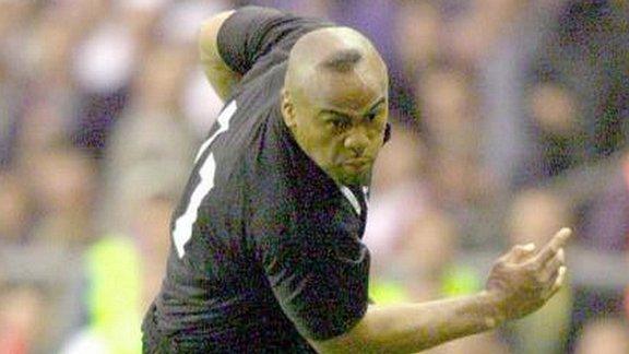 New Zealands Jonah Lomu at Twickenham (9 Oct 1999)