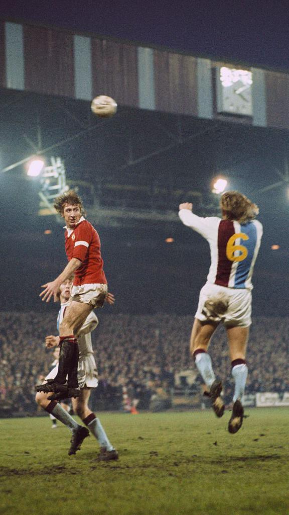 'Wyn the Leap' yn chwarae i Manchester United yn erbyn Crystal Palace yn 1972