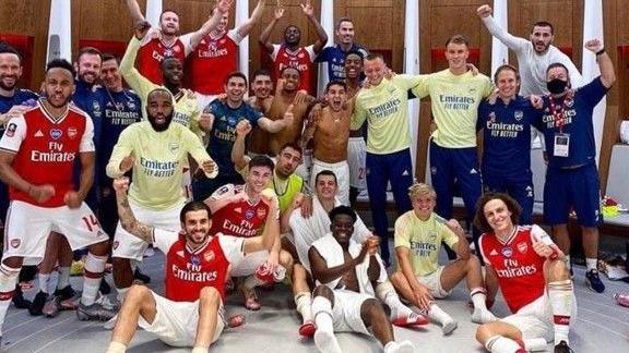Arsenal's players celebrate beating Chelsea in the 2020  FA Cup final at Wembley