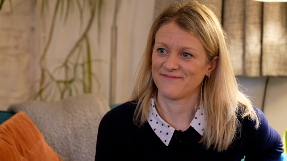 Dr Gwen Rees o'r BVA yn cael ei holi.