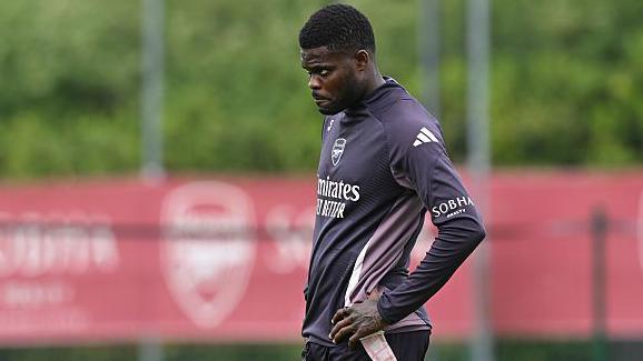 Thomas Partey with his hands on his hips during Arsenal training