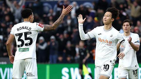 Ronald celebrates with Eom Jisung