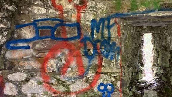 Fe gafodd Cadw drafferth tynnu paent o waliau Llys yr Esgob, Tyddewi heb ddifrodi'r waliau ymhellach