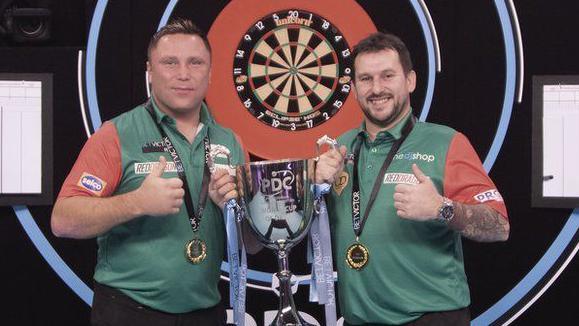 Gerwyn Price a Jonny Clayton yn dathlu ennill Cwpan Dartiau y Byd dros Gymru. 