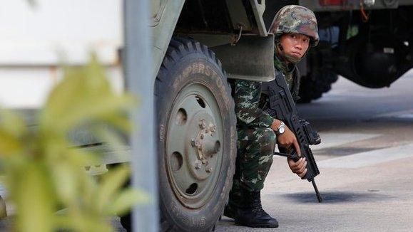 Thai soldier takes cover near the Army Club, Bangkok (22 May)