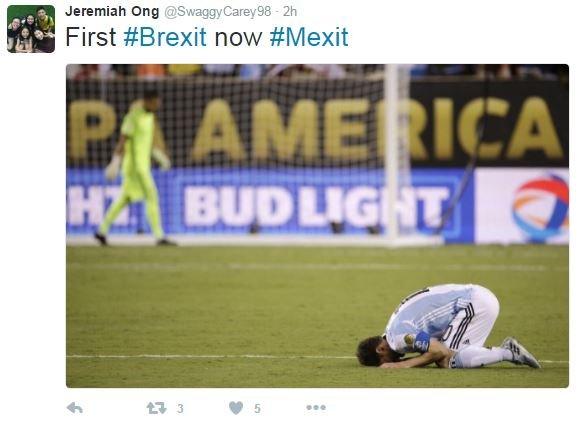 Photo of Lionel Messi on his knees and his forehead on the ground after missing a penalty.