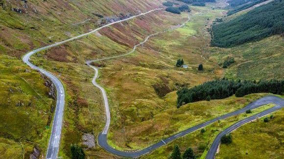 Rathad an A83 aig an Rest and Be Thankful