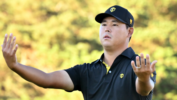 Si Woo Kim celebrates on the 18th green