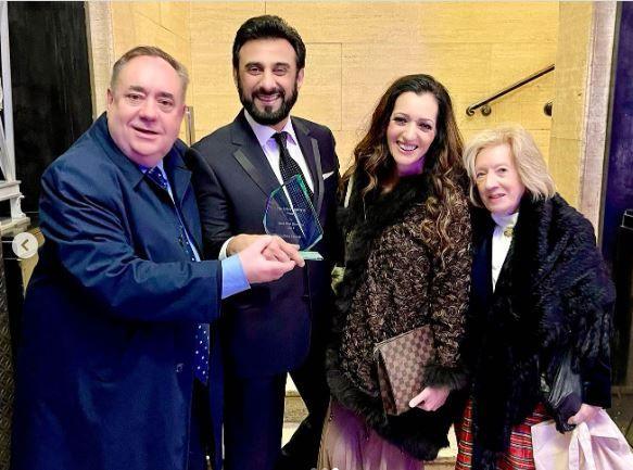 Alex Salmond, Zulfikar Sheikh, Tasmina Ahmed-Sheikh and Moira Salmond at an awards ceremony in London. Mr Sheikh and Mr Salmond hold the award as the group looks into the camera.