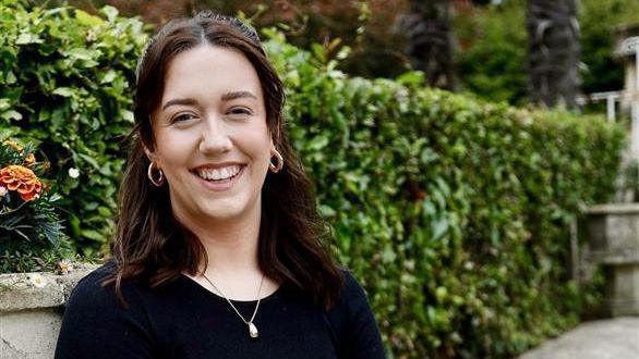 Llun o Carys Dukes sef Llywydd Undeb Myfyrwyr Cymdeithas Cymraeg Abertawe.