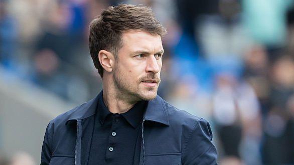 Aaron Ramsey ar yr ystlys yn ystod ei gyfnod fel rheolwr dros dro Caerdydd