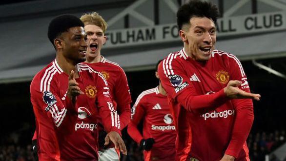 Manchester United players celebrate Lisandro Martinez's winner