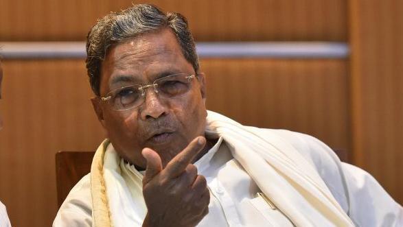 Former chief minister of Karnataka and the Chairman of Co-ordination committee Siddaramaiah (R) and the Chief Minister of Karnataka, H D Kumarswamy (L) during a joint press conference of Congress and Janata Dal (Secular), at a City Hotel, on October 20, 2018 in Bengaluru, India. Gowda and Siddaramaiah were joined by Karnataka chief minister H.D.Kumaraswamy of the JD(S), Congress state president Dinesh Gundu Rao, deputy CM, G. Parameshwara and Cabinet minister D.K.Shivakumar, putting up a spectacle of solidarity and appealing to its grass root level workers to overcome differences and combine forces to defeat the BJP. (Photo by Arijit Sen/Hindustan Times via Getty Images)
