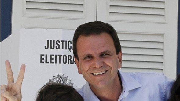 Eduardo Paes posing at the polling booth