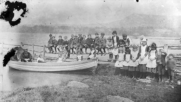 Criw o blant ar lannau Llyn Tegid tua 1885
