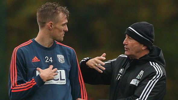 Tony Pulis with Darren Fletcher, whom he made captain after signing him for West Brom in 2015
