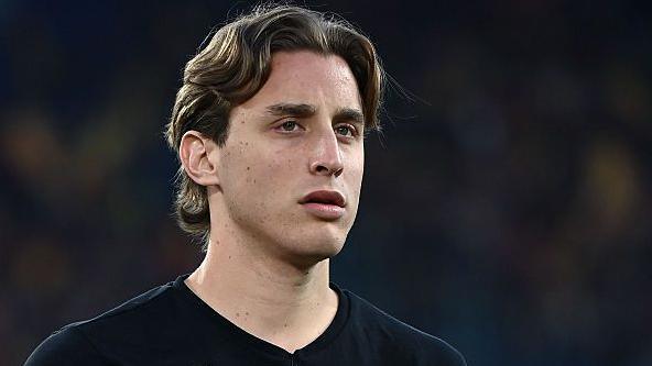 Edoardo Bove in a Serie A match between Fiorentina and Roma