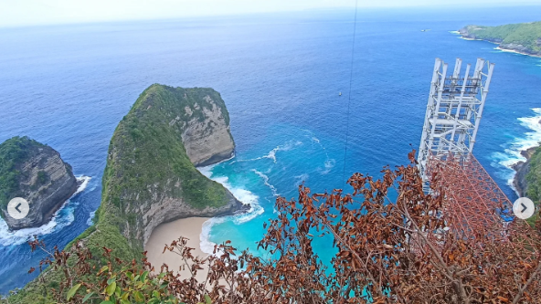 A top view of the first lift shafts cutting through a cliff on Kelingking Beach