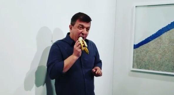 david-datuna-eating-banana.