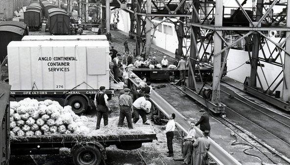 Bananas yn cael eu mewnforio o Cenia tua 1955