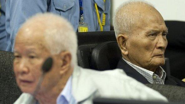 Former Khmer Rouge leader Khieu Samphan (L) and Nuon Chea (R) in the courtroom at ECCC in Phnom Penh on October 31, 2013