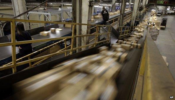 FedEx Packages move on a conveyor belt at the FedEx hub at Los Angeles International Airport (02 December 2013)