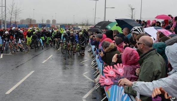 Crowd at start of race