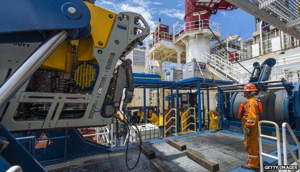 Pemex workers on oil rig