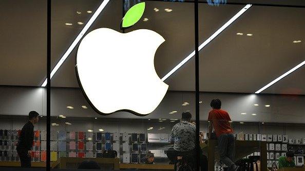 The 'leaf' on the logo of Apple store turns green