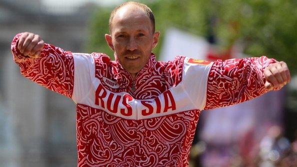 Sergey Kirdyapkin celebrates his London 2012 win