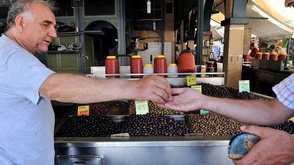 Man handing over change