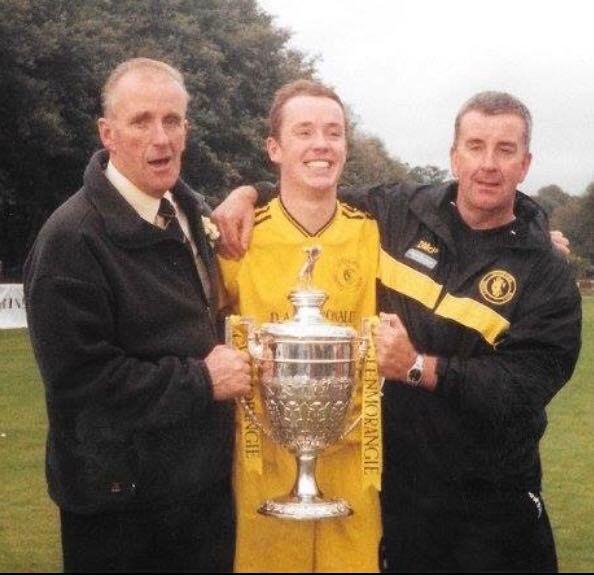 Dàibhidh Mac a' Phearsain is a theaghlach le Cupa na Camanachd ann an 2004
