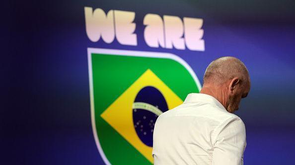 Steve Clarke le flaga Brasil air a chùlaibh