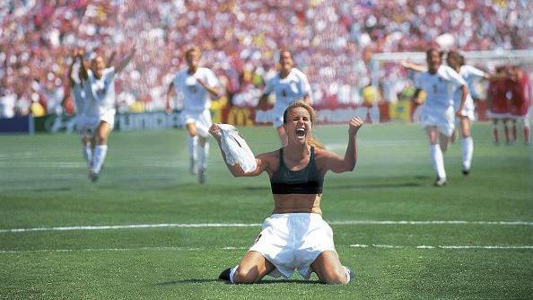 Brandi Chastain celebrates aft  scoring the winning punishment  footwear   against China