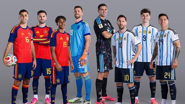Rodri, Alex Baena, Lamine Yamal and Unai Simon of Spain and Emiliano Martinez, Lionel Messi, Julian Alvarez and Enzo Fernandez of Argentina ahead of the FIFA World Cup 2026