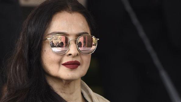 Rekha poses for photographers in Mumbai