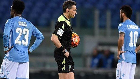 The referee suspends the game between Lazio and Napoli due to racist chanting