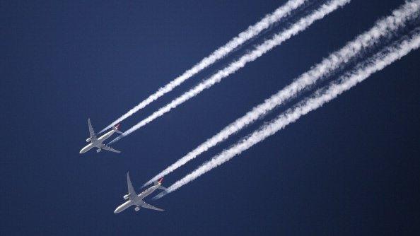 Planes passing over London