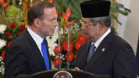 File photo: Indonesia's President Susilo Bambang Yudhoyono (right) talks to Australia's Prime Minister Tony Abbott at the presidential palace in Jakarta on 30 September 2013