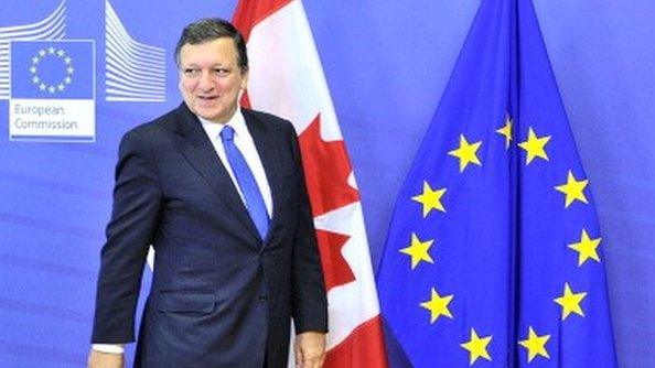 Manuel Barroso in front of EU and Canadian flags