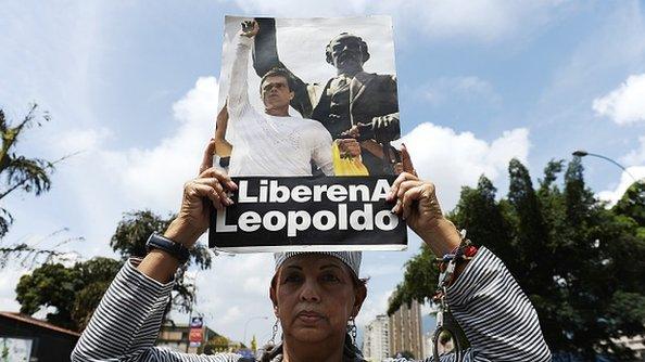 A woman holds a placard reading "free Leopoldo" at a protest in October 2014