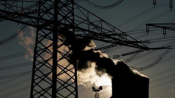 Electricity pylon and cooling tower