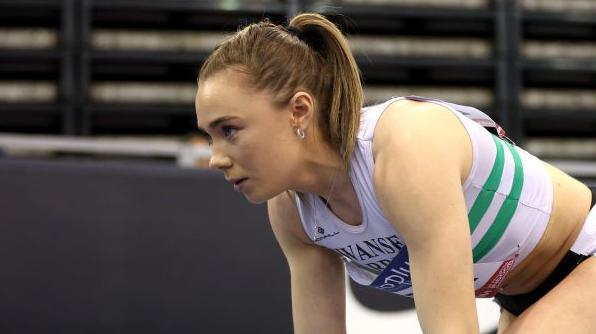 Hannah Brier on the starting blocks 