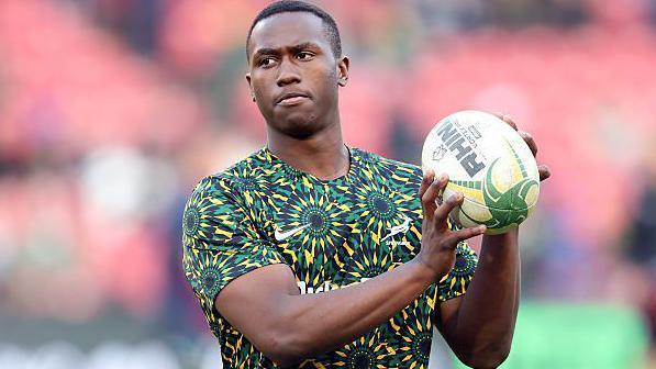 Vusi Moyo warms up