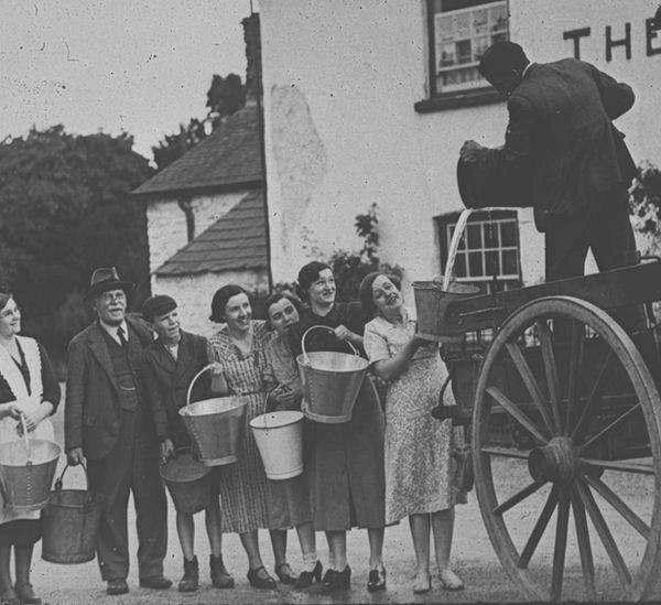 Sychder 1936, tu allan i'r Old Stag. Roedd Dafydd Huws Cwm a William Thomas Tegfan wedi cario dŵr o ffynnon y Saith Bwrlwm ac yn ei rhannu rhwng rhai o'r pentrefwyr.