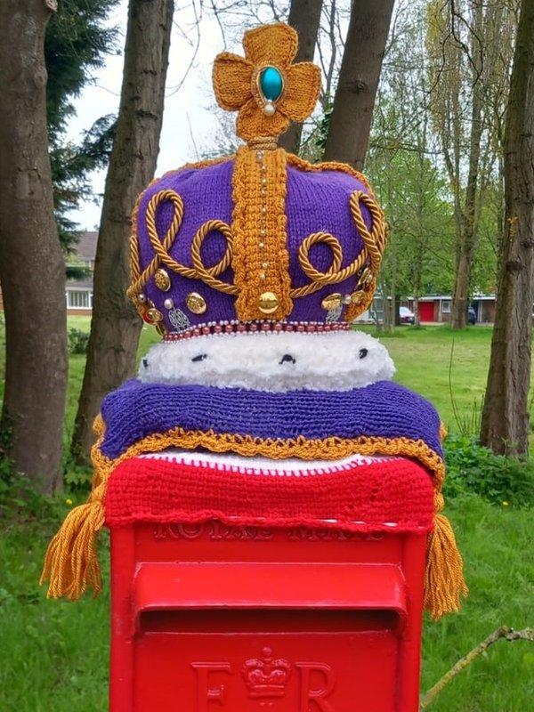 Knitted crown postbox topper