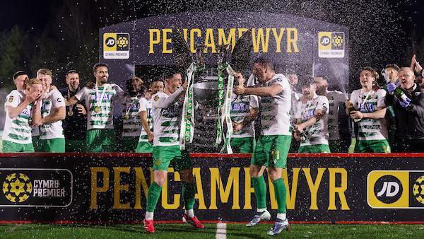 Y Seintiau Newydd yn dathlu ennill y Cymru Premier ar ddiwedd tymor 2024-25