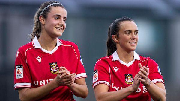 Ava Suckley a Rosie Hughes yn dathlu buddugoliaeth i Wrecsam yn erbyn Caerfyrddin yng Nghwpan Cymru