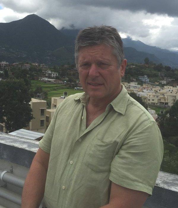 Daeargryn Nepal 2015: Russell wrth ei waith