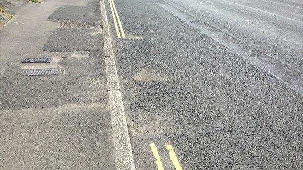 Gap in double yellow lines on Perrymount Road